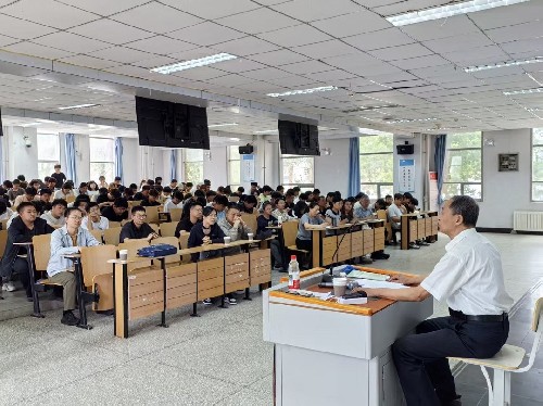 内蒙古太阳能行业协会李建春顾问受邀为呼和浩特职业技术大学智能制造学院师生做电力能源专题科普讲座